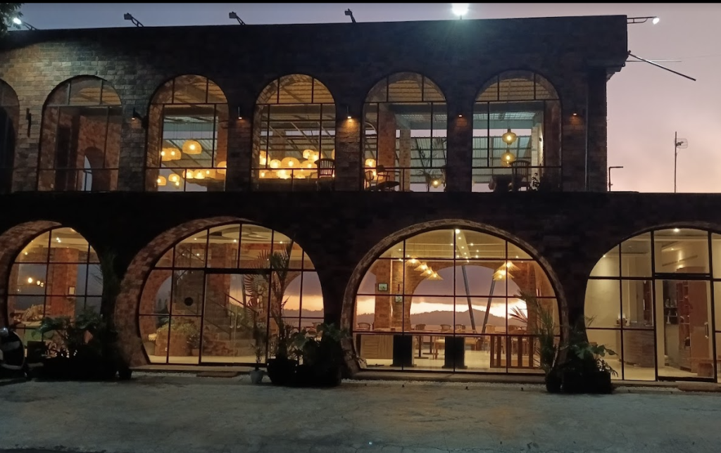 Caldera Hotel – Modern Comfort with Scenic Mountain Views